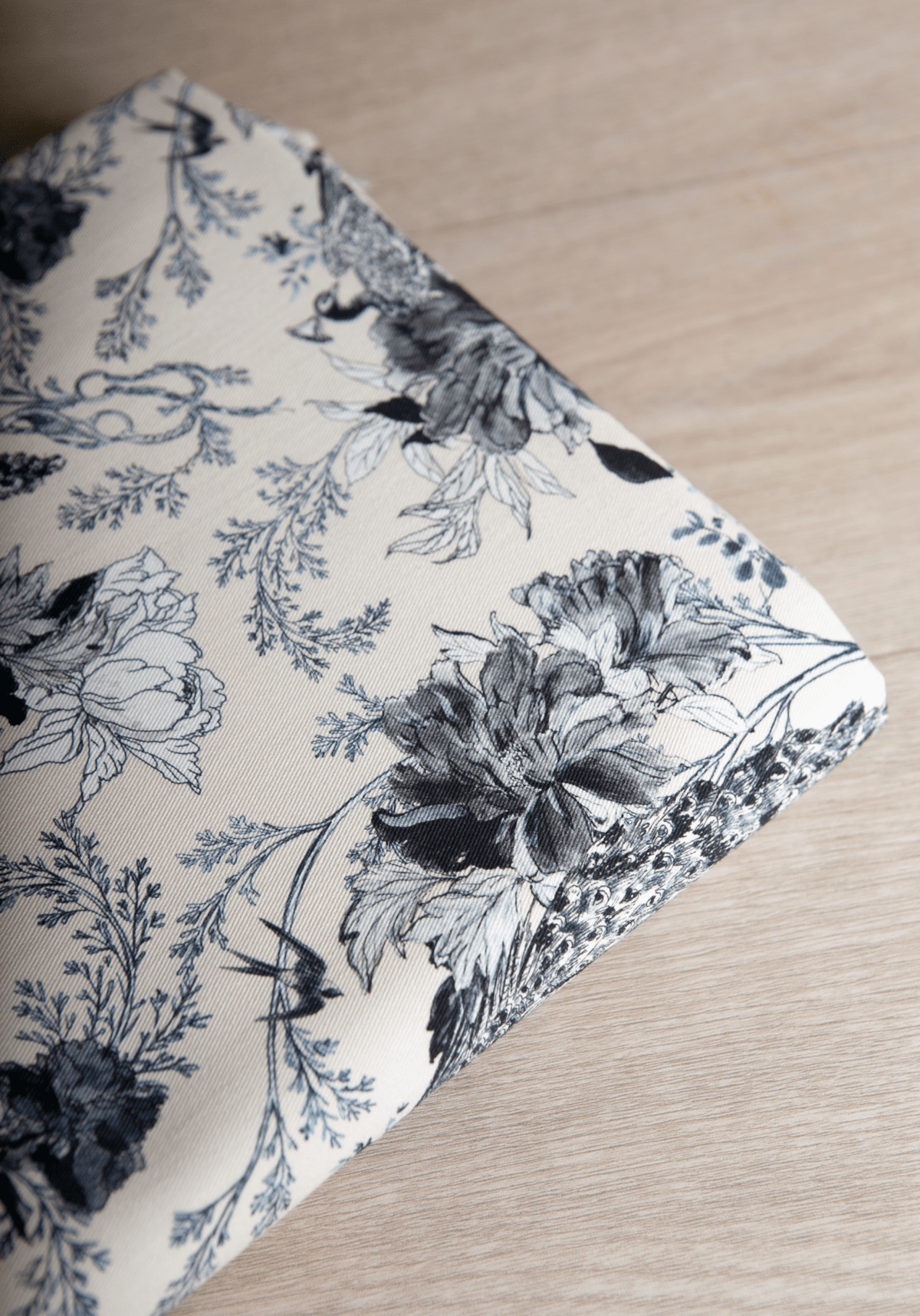 Tissu gabardine de coton imprimée Manifesto - Plusieurs coloris - Maison Fauve